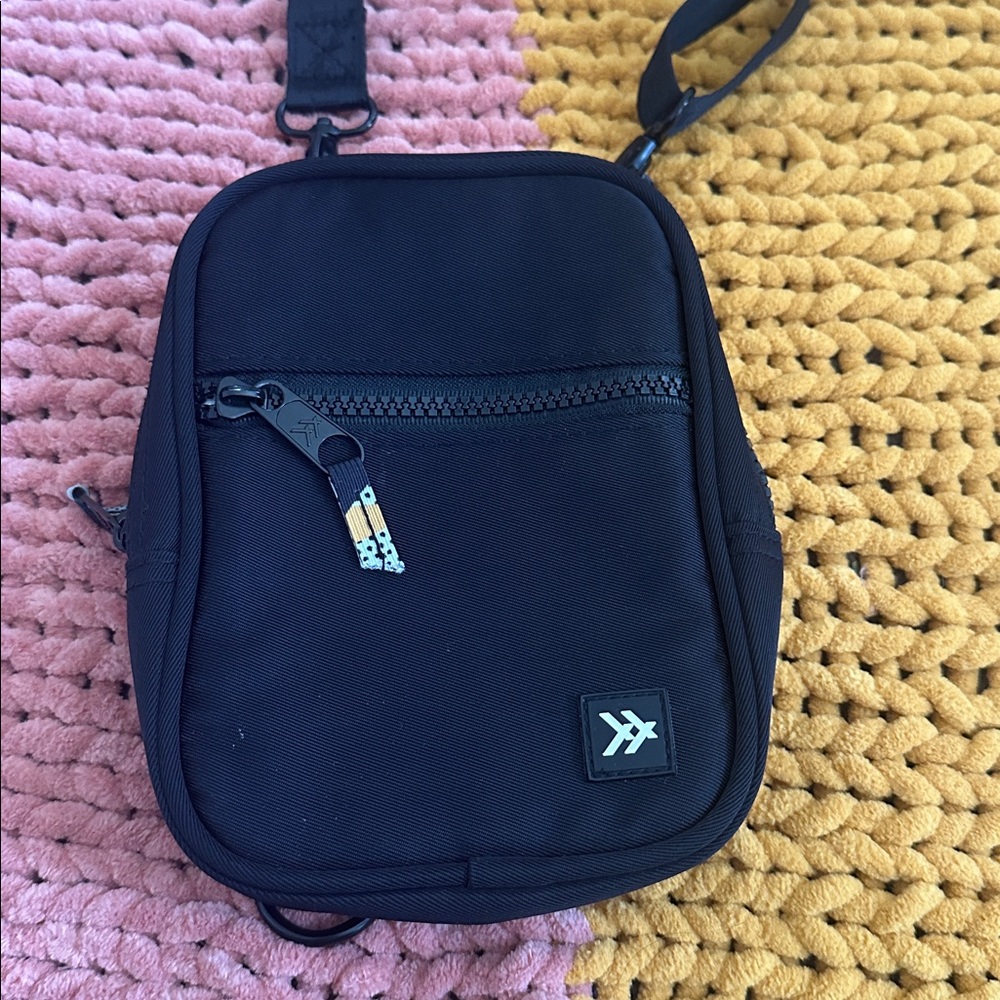 Thread Wallets Brand Black Crossbody Bag - Picture 2 of 4